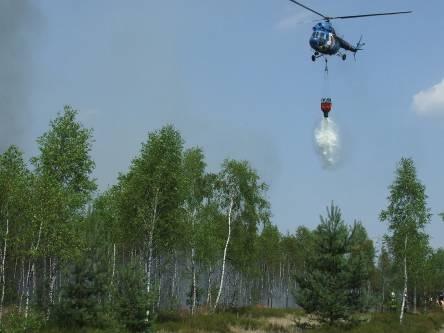 Śmigłowiec Mi-2 podczas gaszenia pożaru